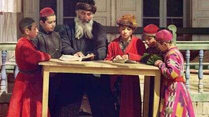 הסבא היה שלוח דרבנן בערי בוכרה בסוף המאה ה־ 19 ותחילת המאה ה־ 20 . יהודים בסמרקנד, 1910. | סרגיי פרוקודין־גורסקי, באדיבות ספריית הקונגרס האמריקאי