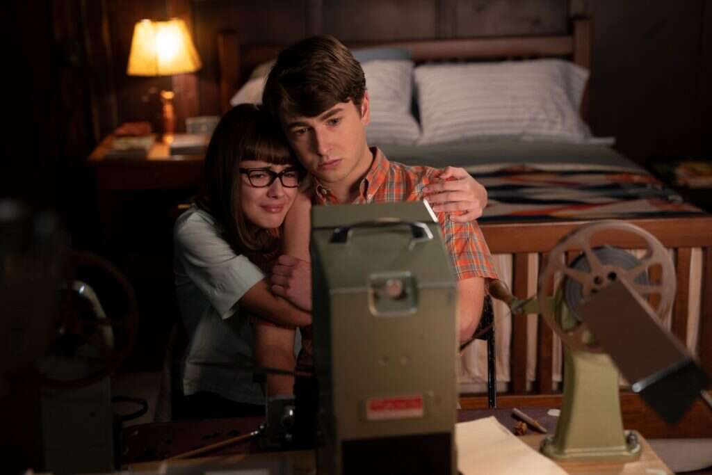 סמי מנסה לאחות את הקרעים באמצעות הקולנוע. מתוך "הפייבלמנים". | באדיבות סרטי יונייטד קינג