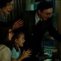 הסרט יוצר זיקה בין אורות החנוכה לאור הבוקע מן המסך. מתוך "הפייבלמנים", | מסך מהקדימון