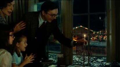 הסרט יוצר זיקה בין אורות החנוכה לאור הבוקע מן המסך. מתוך "הפייבלמנים", | מסך מהקדימון