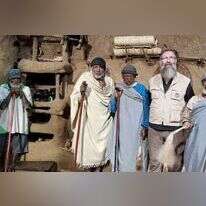 הרב אליהו בירנבוים עם זקני הקהילה בגאדם בכפר קצ'אנה