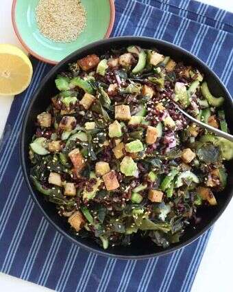 סלט אורז שחור עם טופו ואצות. | אפרת ליכטנשטט