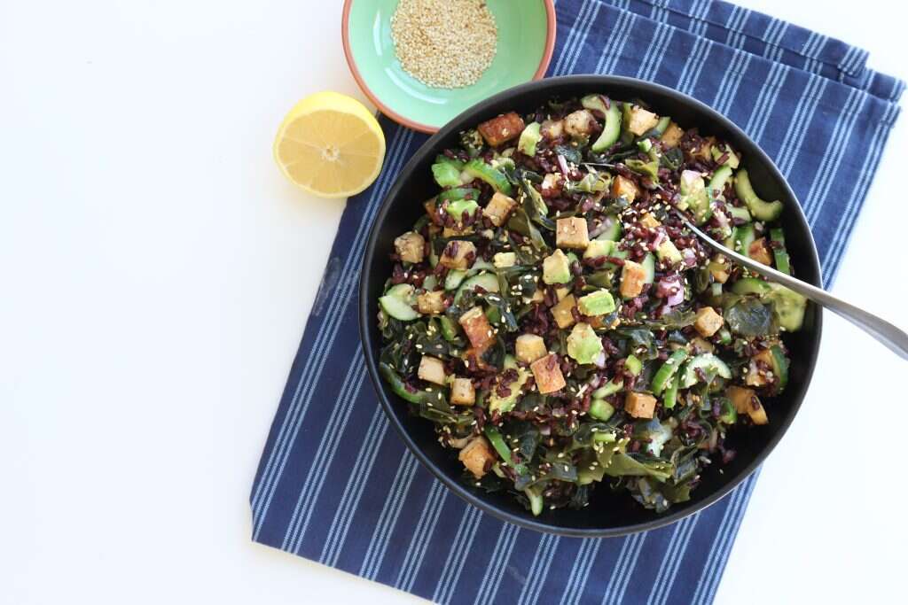 סלט אורז שחור עם טופו ואצות. | אפרת ליכטנשטט