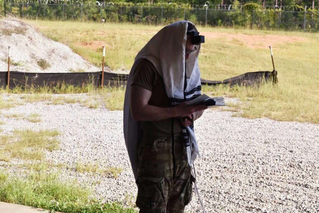 הרב לסינג בתפילה במחנה צבאי. | מכון הצבא האמריקני למנהיגות דתית