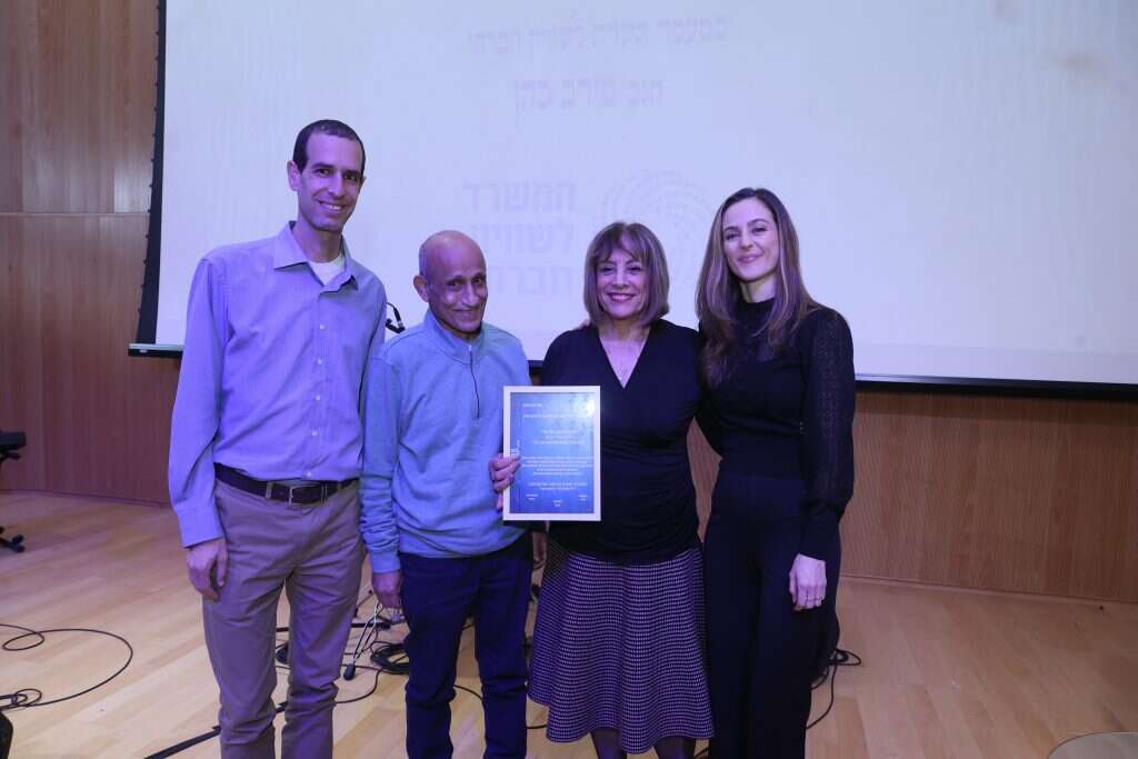 "מצאתי דברים מופלאים". בר־מעוז (שני מימין) עם המשפחה והשרה לשוויון חברתי מירב כהן. | דוד וויל