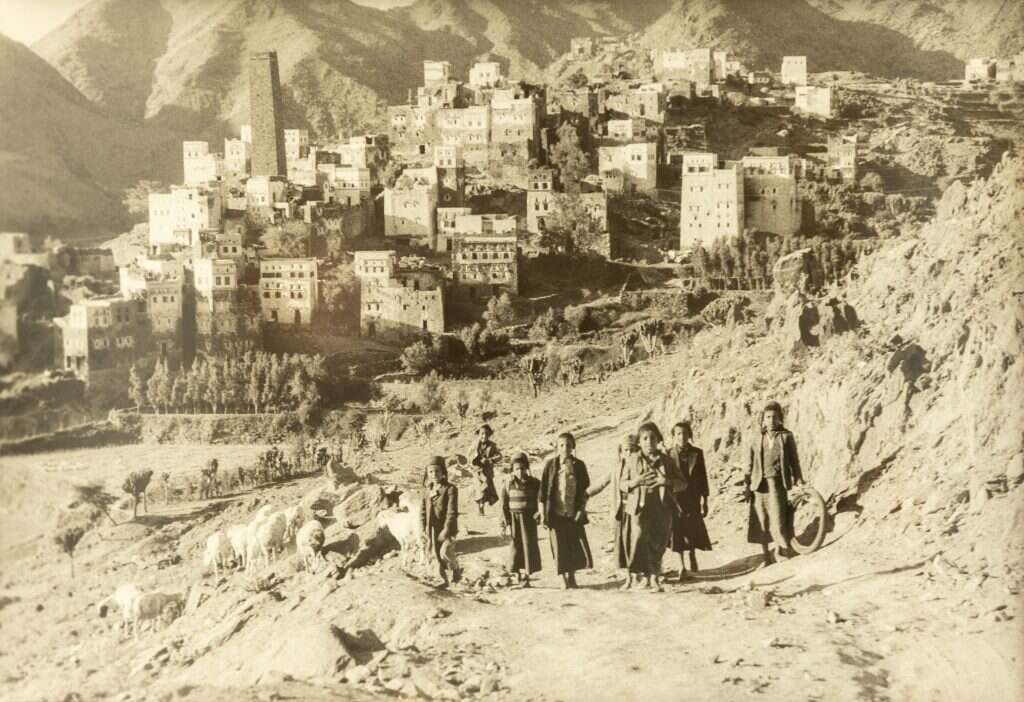 "עזרא הסופר שעלה מבבל, היה לו זמן לכמה קהילות נידחות בתימן?". ילדים יהודים ליד הכפר אל־הג'ר, 1983. | מרים טנג'י