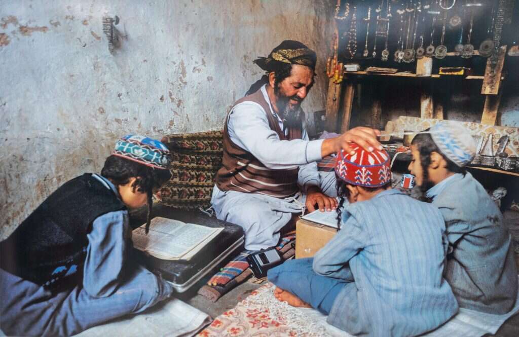 "היו קהילות גדולות ומוצקות, עם רבנים, הנהגה רוחנית חזקה וממסד יציב. הייתה לכידות חברתית". "מורי" ותלמידיו. | נפתלי היגלר