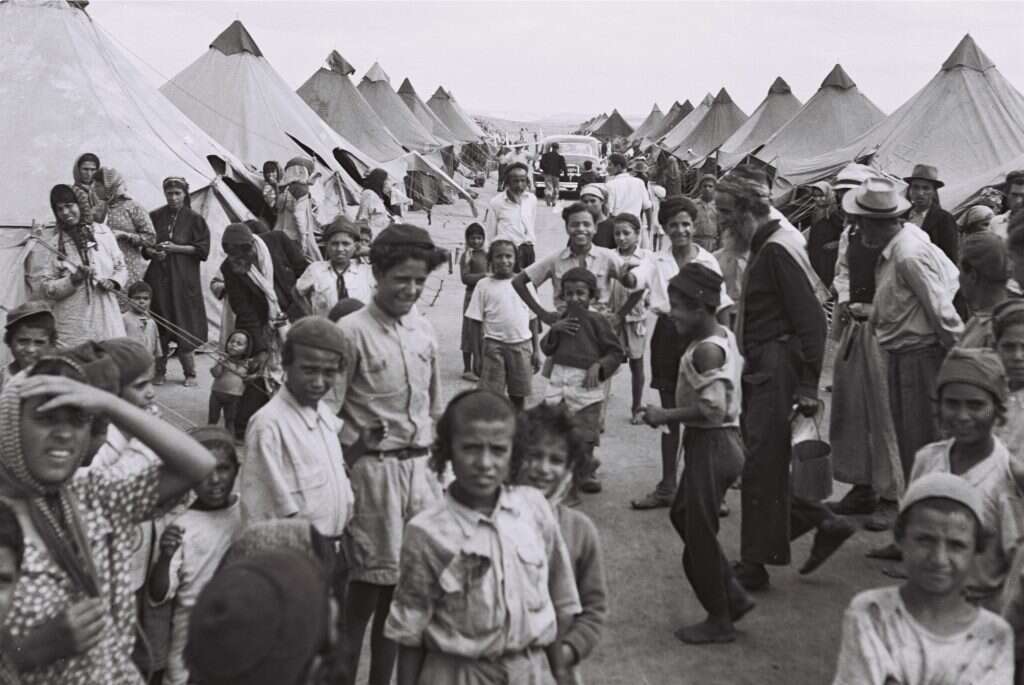 "במקום לאחד כוחות ולהפעיל לחץ על הממשלה, כולם היו עסוקים רק בשאלה מי יוביל את המאבק". מעברת ראש־העין, שנות החמישים. | הנס פין, לע"מ