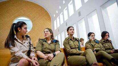 החיילות העותרות בבית המשפט. | אוליבייה פיטוסי, פלאש 90 החיילות העותרות בבית המשפט. | אוליבייה פיטוסי, פלאש 90