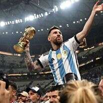 ליונל מסי מניף את גביע העולם באצטדיון בלוסייל, קטאר. | איי.אף.פי