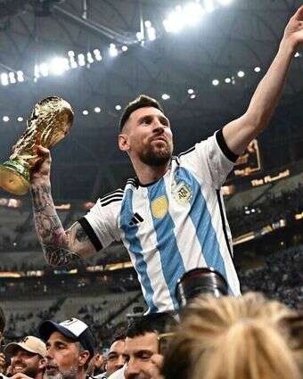 ליונל מסי מניף את גביע העולם באצטדיון בלוסייל, קטאר. | איי.אף.פי