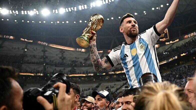 ליונל מסי מניף את גביע העולם באצטדיון בלוסייל, קטאר. | איי.אף.פי