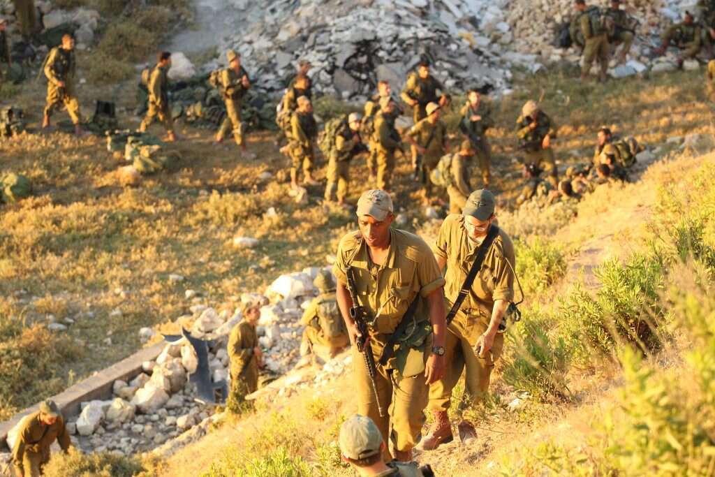 "את החיפוש חייבים להוביל אנשים שיודעים לזהות קורי עכביש בכניסה למערה, שיח הפוך ואדמה שנחפרה". חיילים במהלך החיפוש אחר שלושת הנערים, קיץ 2014. | מרים צחי