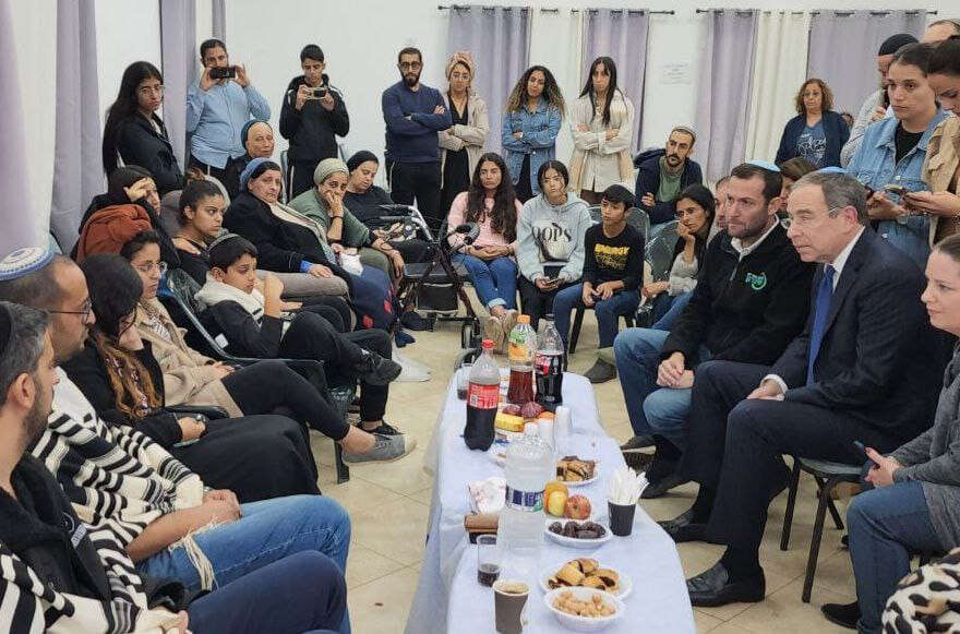 ניידס בניחום אבלים אצל משפחת אביחי בקריית־נטפים. | רועי חדי