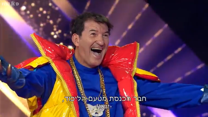 רגע החשיפה של ח"כ בועז ביסמוט בזמר במסכה. | מסך מתוך קשת 12