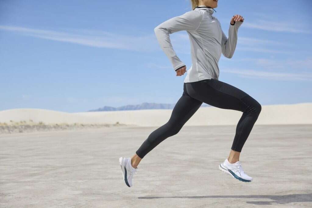 ריצה עם נעלי אסיקס. | יח"צ חו"ל ריצה עם נעלי אסיקס. | יח"צ חו"ל