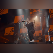 חנן בן־ארי בהופעה. | מסך.