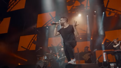 חנן בן־ארי בהופעה. | מסך.