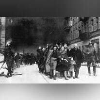 יהודים מובלים על ידי כוחות נאצים. | יורגן שטרופ