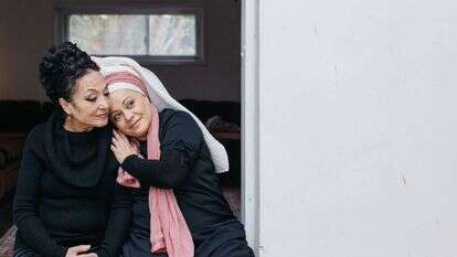 עליזה ודין דין אביב. | אבישג שאר-ישוב