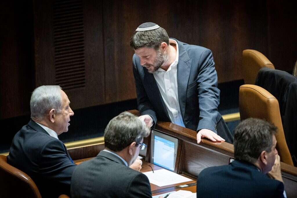 "אנחנו אמורים לפעול יחד בנושאים שהסכמנו עליהם. אני מאמינה שגם נתניהו יבין את זה". בצלאל סמוטריץ' ובנימין נתניהו בכנסת. | יונתן זינדל, פלאש 90