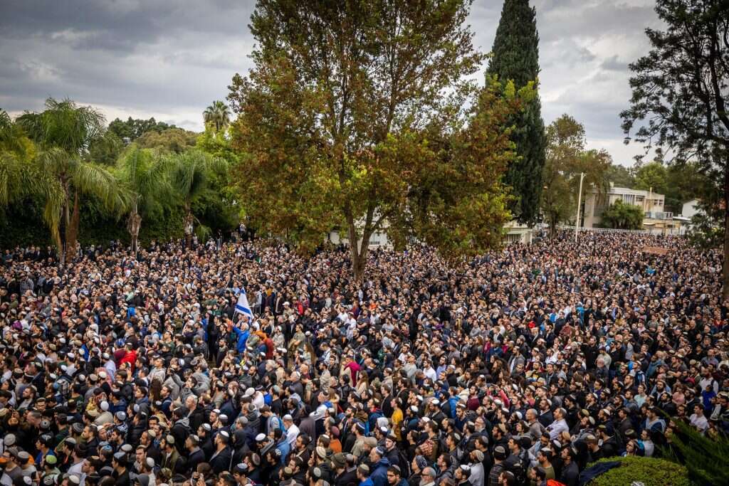לוויית הרב דרוקמן במרכז שפירא. | יונתן זינדל, פלאש 90