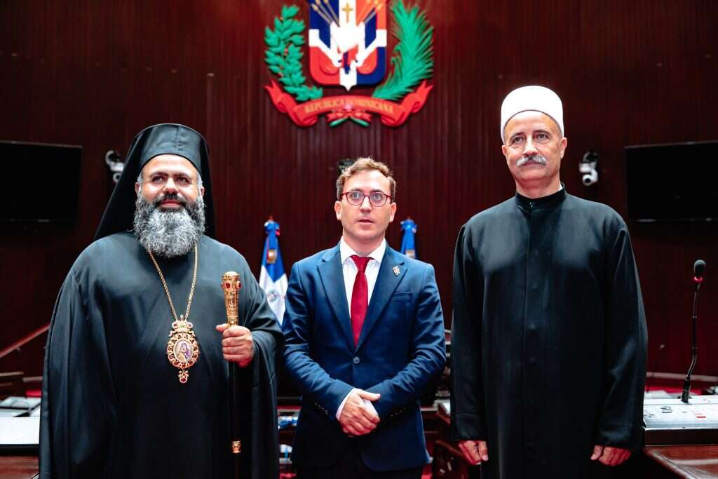 "צריך לראות את מה שקורה בחוץ". עם השייח' הדרוזי קאסם באדר והפטריארך מלכיצדק, איש דת נוצרי אמריקני ממוצא פלסטיני, בקונגרס של הרפובליקה הדומיניקנית. | באדיבות המצולם