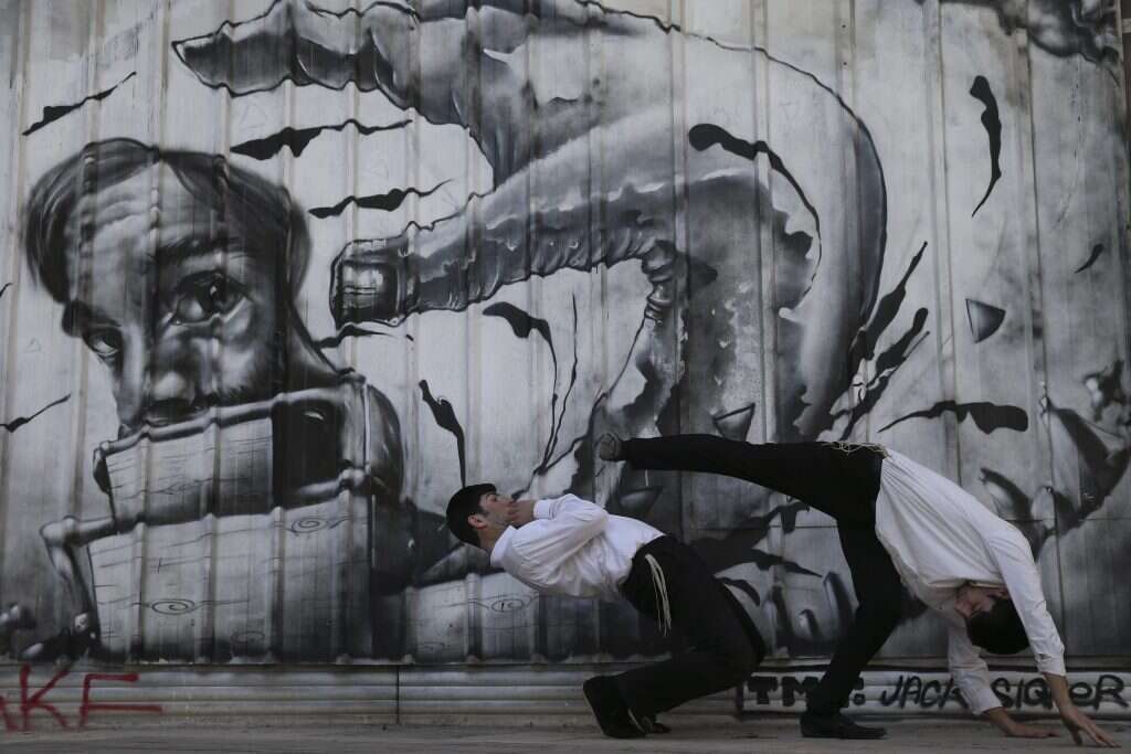 דיסוננס בין לבוש לתנועה. מתוך סדרת הצילומים. | נתי שוחט, פלאש 90 דיסוננס בין לבוש לתנועה. מתוך סדרת הצילומים. | נתי שוחט, פלאש 90