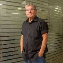 פיני בדש. | יוסי אלוני