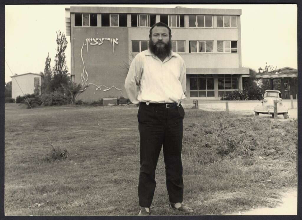 ליד ישיבת אור עציון. | מהאלבום המשפחתי ליד ישיבת אור עציון. | מהאלבום המשפחתי