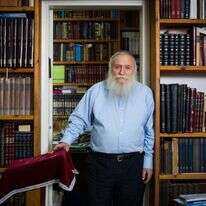 הרב בחדר הלימוד בביתו, 2016. | אריק סולטן