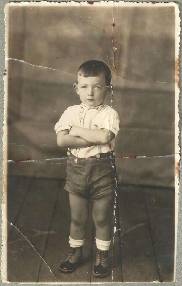 בילדותו. מתוך האלבום המשפחתי בילדותו. מתוך האלבום המשפחתי