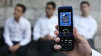 טלפון סלולרי עם חותמת כשרות. | נתי שוחט, פלאש 90