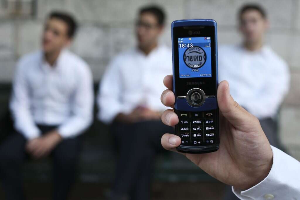 טלפון סלולרי עם חותמת כשרות. | נתי שוחט, פלאש 90