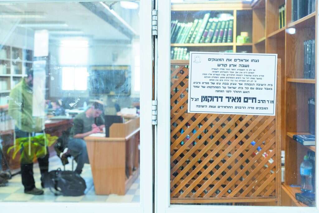 מודעת אבל בכניסה לישיבת אור עציון. | לירון מולדובן