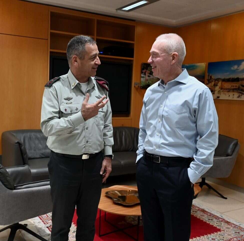 אביב כוכבי ויואב גלנט. קרדיט | אריאל חרמוני, משרד הביטחון