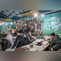 ישיבת חומש. | יוסי אלוני