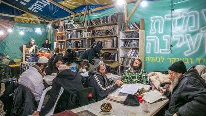 ישיבת חומש. | יוסי אלוני