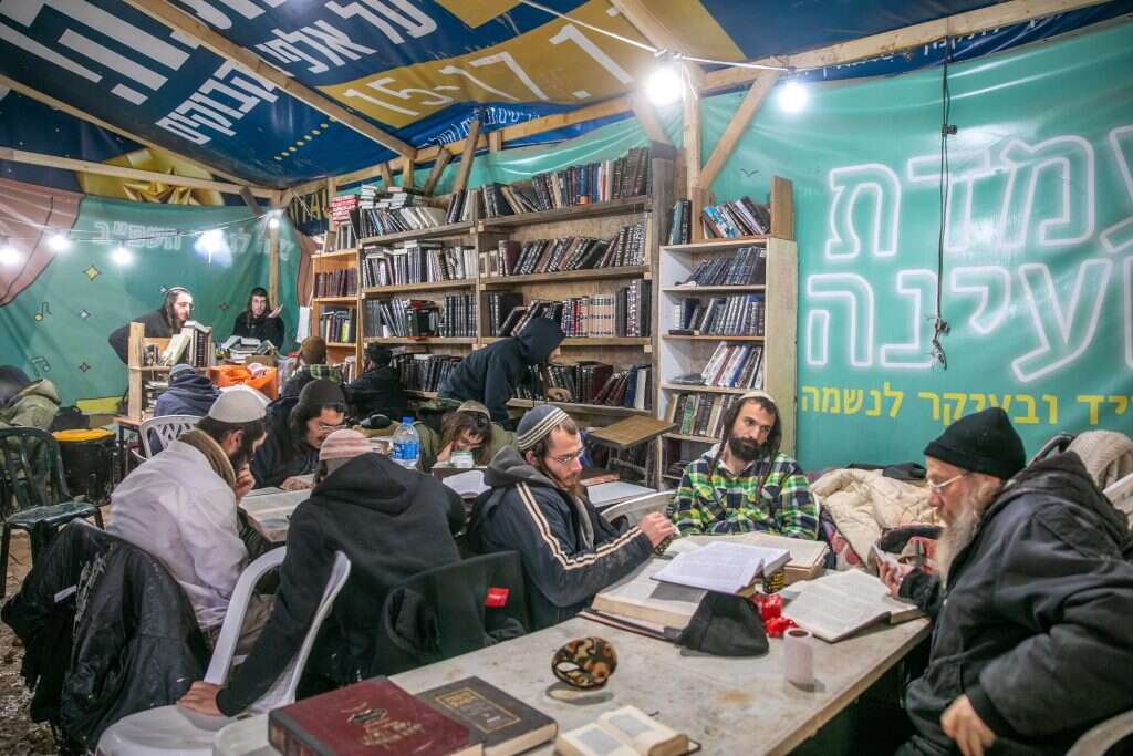 ישיבת חומש. | יוסי אלוני