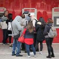 תור לכספומט, אילוסטרציה. | אוליבייה פיטוסי, פלאש 90
