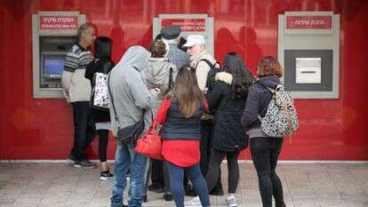 תור לכספומט, אילוסטרציה. | אוליבייה פיטוסי, פלאש 90