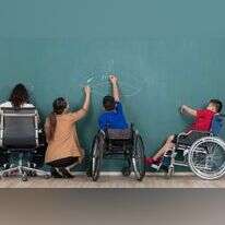 ילדים בכיסאות גלגלים | שאטרסטוק