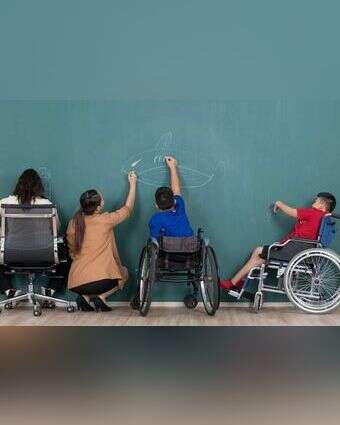 ילדים בכיסאות גלגלים | שאטרסטוק