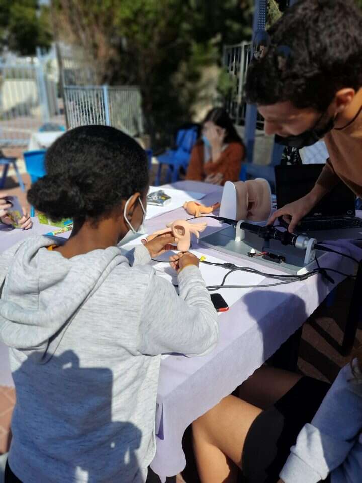 ערכות מיוחדות שממחישות את החומר באופן מעשי. | דינה הנדלר ערכות מיוחדות שממחישות את החומר באופן מעשי. | דינה הנדלר