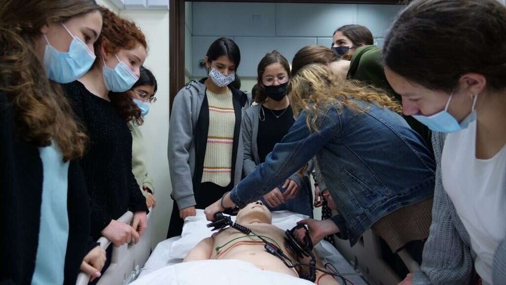 לפתוח בפניהם כמה שיותר עולמות אפשריים. | אריאל חן לפתוח בפניהם כמה שיותר עולמות אפשריים. | אריאל חן