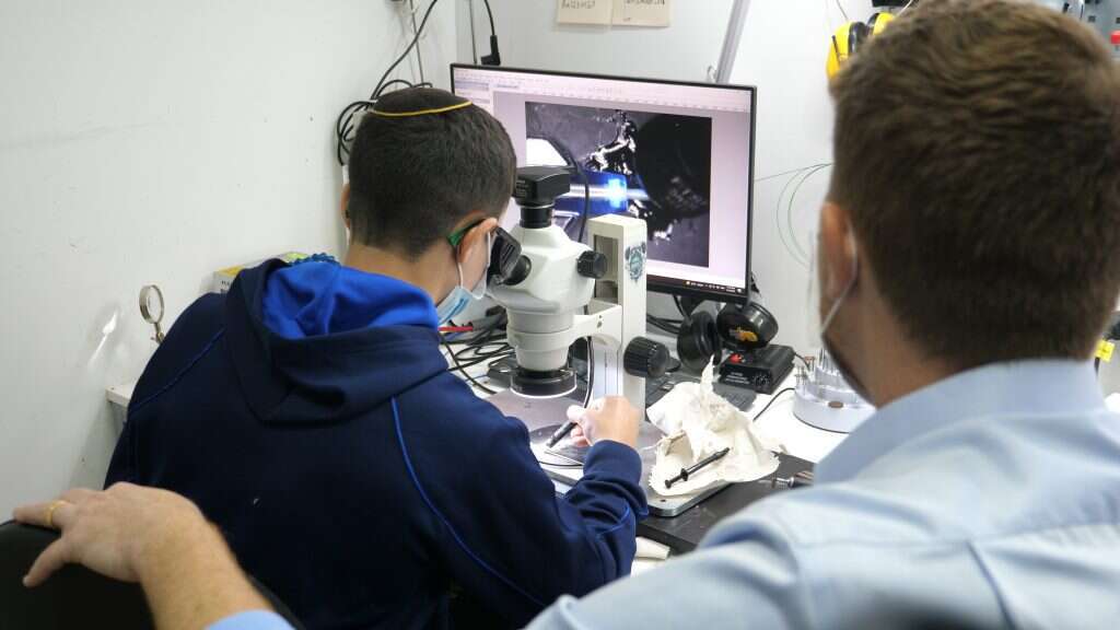 לפתח את הזיקה של התלמידים לזולת ולקהילות הסובבות אותם. | אריאל חן לפתח את הזיקה של התלמידים לזולת ולקהילות הסובבות אותם. | אריאל חן