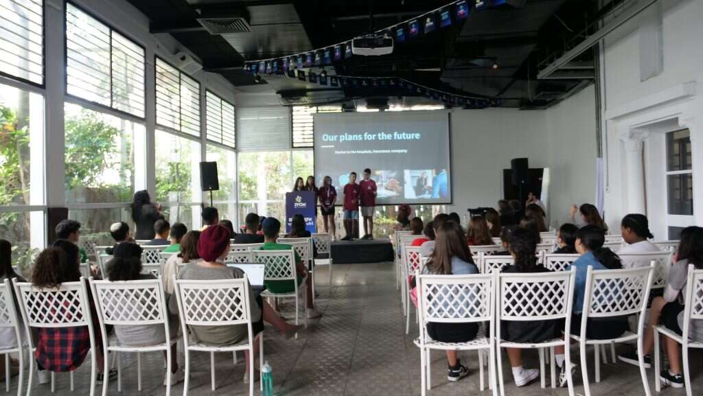 לשים את התלמידים במגרש של הגדולים. | אריאל חן לשים את התלמידים במגרש של הגדולים. | אריאל חן