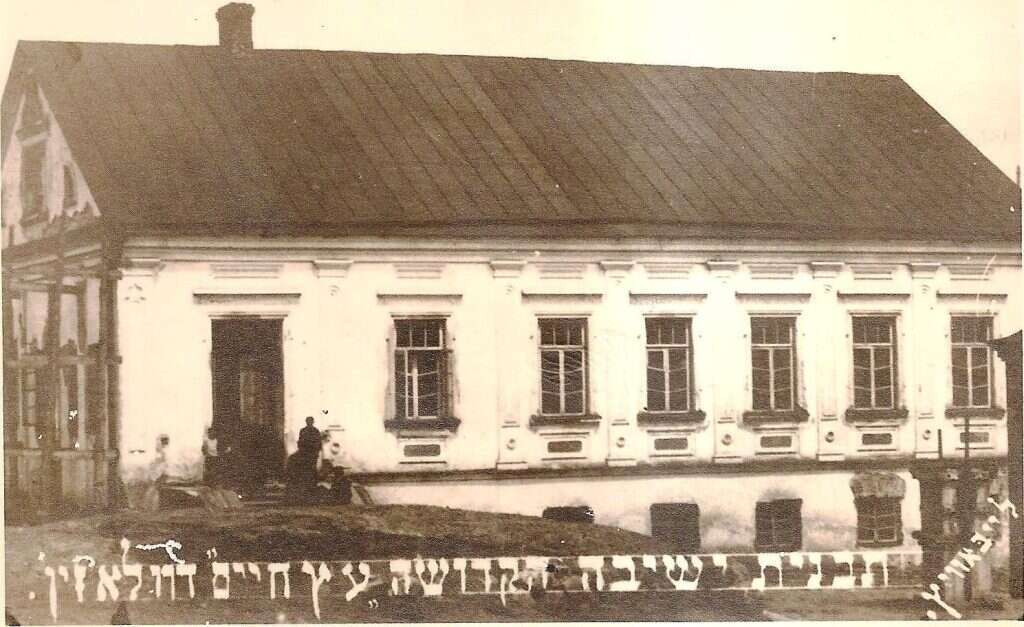 ישיבת וולוז'ין, שביאליק למד בה בצעירותו