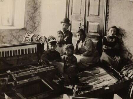 משפחה יהודית אחרי הפוגרום בקישינב. | מתוך האוסף הלאומי לתצלומים על שם משפחת פריצקר, הספרייה הלאומית