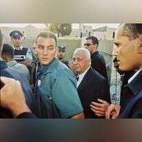 האצבע המאשימה הופנתה פנימה, אל הימין. שרון בהר הבית, ספטמבר 2000. | פלאש 90